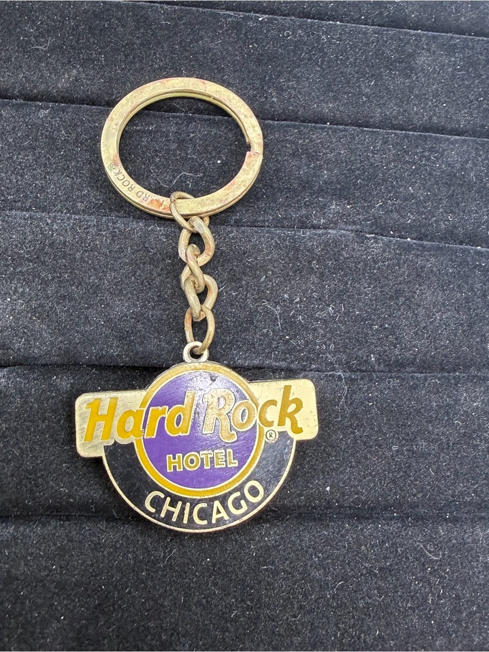 Hard Rock Café Chicago Illinois Keychain Gold Tone Enamel Logo Key Ring Vintage